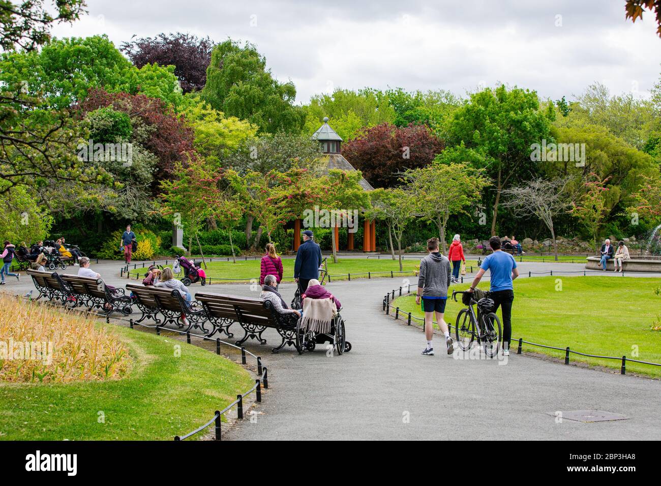 Menschen im St. Stephen`s Green Park in Dublin halten sich am letzten Tag vor der 1. Phase der Lockerung der COVID-19-Beschränkungen an die Regeln der sozialen Distanzierung. Stockfoto